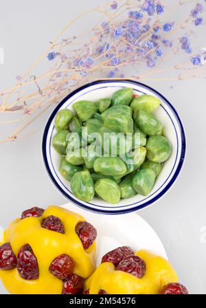 BINZHOU, CINA - 25 DICEMBRE 2022 - l'aglio di Laba è visto in Binzhou, provincia di Shandong della Cina orientale, 25 dicembre 2022. L'aglio LABA è uno spuntino tradizionale Foto Stock