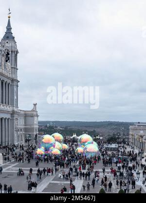 Madrid, Spagna, 23rd mar 2022. Installazione artistica in Plaza de la Armeria a Madrid, di fronte al Palazzo reale e alla Cattedrale dell'Almudena. L'installacea Foto Stock