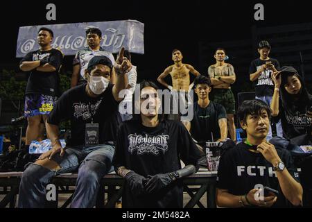 I membri dello staff del Fight Club Thailand hanno visto guardare la lotta al Bangmot Sport Training Center. A causa del popolare film Fight Club nel 1999, Fight Club Thailandia ha iniziato nel 2016 e ha reso la comunità di appassionati di sport di combattimento attraverso il gruppo Facebook, quindi ha riunito le persone e tenuto il ring di combattimento sotterraneo. Le regole di questo anello di combattimento sotterraneo sono semplicemente basate su "non fare nemico fare amici". I dettagli includono: Non sfidare la lotta al di fuori del club di lotta, non fare un matching da soli, non fare nemico, se sei un atleta di combattimento professionale non partecipare (on Foto Stock