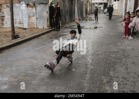 Gaza, Palestina. 25th Dec, 2022. I bambini rifugiati palestinesi giocano per le strade del campo profughi di Jabalia, nella striscia di Gaza settentrionale. A causa degli elevati tassi di disoccupazione e della mancanza di opportunità di lavoro a Gaza, un numero crescente di famiglie si trova ad affrontare la povertà dopo aver perso il lavoro negli ultimi dieci anni del blocco di Gaza e delle guerre israeliane contro la striscia di Gaza. Credit: SOPA Images Limited/Alamy Live News Foto Stock