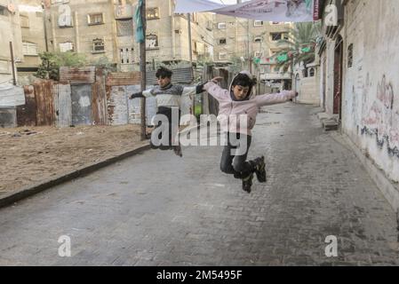 Gaza, Palestina. 25th Dec, 2022. I bambini rifugiati palestinesi giocano per le strade del campo profughi di Jabalia, nella striscia di Gaza settentrionale. A causa degli elevati tassi di disoccupazione e della mancanza di opportunità di lavoro a Gaza, un numero crescente di famiglie si trova ad affrontare la povertà dopo aver perso il lavoro negli ultimi dieci anni del blocco di Gaza e delle guerre israeliane contro la striscia di Gaza. Credit: SOPA Images Limited/Alamy Live News Foto Stock