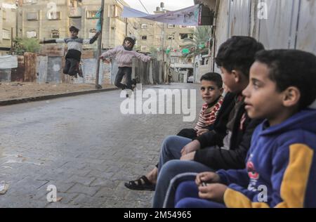 Gaza, Palestina. 25th Dec, 2022. I bambini rifugiati palestinesi giocano per le strade del campo profughi di Jabalia, nella striscia di Gaza settentrionale. A causa degli elevati tassi di disoccupazione e della mancanza di opportunità di lavoro a Gaza, un numero crescente di famiglie si trova ad affrontare la povertà dopo aver perso il lavoro negli ultimi dieci anni del blocco di Gaza e delle guerre israeliane contro la striscia di Gaza. (Foto di Mahmoud Issa/SOPA Images/Sipa USA) Credit: Sipa USA/Alamy Live News Foto Stock