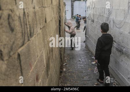 Gaza, Palestina. 25th Dec, 2022. Un bambino rifugiato palestinese ha visto pattinare a rotelle nel campo profughi di Jabalia nella striscia di Gaza settentrionale. A causa degli elevati tassi di disoccupazione e della mancanza di opportunità di lavoro a Gaza, un numero crescente di famiglie si trova ad affrontare la povertà dopo aver perso il lavoro negli ultimi dieci anni del blocco di Gaza e delle guerre israeliane contro la striscia di Gaza. (Foto di Mahmoud Issa/SOPA Images/Sipa USA) Credit: Sipa USA/Alamy Live News Foto Stock