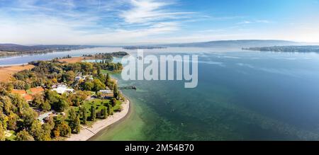 Veduta aerea della penisola di Mettnau vicino a Radolfzell, con l'isola di Reichenau all'orizzonte, quartiere di Costanza, Baden-Wuerttemberg, Germania Foto Stock