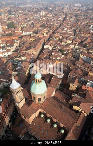 Vista sulla città Bologna vista dalla cima della Torre Asinelli, di fronte al Duomo di San Bartolomeo, Bologna, Emilia Romagna, Italia Foto Stock