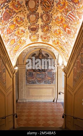 Stemma sul soffitto del Palazzo di Archiginnasio, Università di Bologna, Biblioteca Comunale dell'Archiginnasio, Bologna, Emilia Romagna Foto Stock