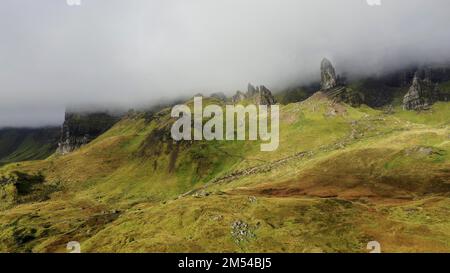 Veduta aerea, Old Man of Storr in the Mist, Trotternish, Isola di Skye, Scozia, Regno Unito Foto Stock