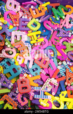 Alfabeto colorato lettera le icone in magazzino in vista Foto Stock