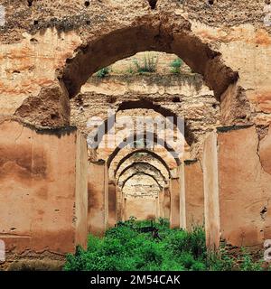 Infinite file di archi in argilla, rovine delle ex scuderie reali, complesso del palazzo Heri es-Souani, patrimonio dell'umanità dell'UNESCO, set cinematografico Foto Stock