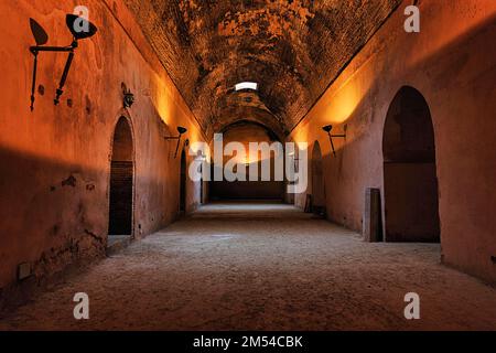 Ex magazzino, enorme granaio illuminato, senza finestre, complesso palazzo Heri es-Souani, patrimonio dell'umanità dell'UNESCO, set cinematografico, Meknes, Marocco Foto Stock