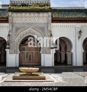 Cortile interno con fontana e cancello, archi marocchini, arabeschi, ornamenti, Moschea Qarawiyin, Università al-Qarawiyin, Fes el Bali, UNESCO Foto Stock