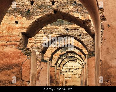 Infinite file di archi in argilla, rovine delle ex scuderie reali, complesso del palazzo Heri es-Souani, patrimonio dell'umanità dell'UNESCO, set cinematografico Foto Stock