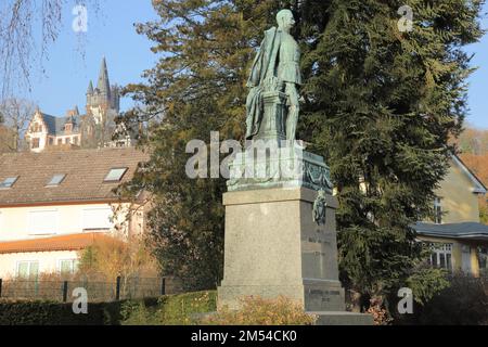 Monumento con statua del duca di Nassau Adolph 1817-1905 e Villa Andreae Castello, Nassau, storico, Koenigstein, Taunus, Assia, Germania Foto Stock