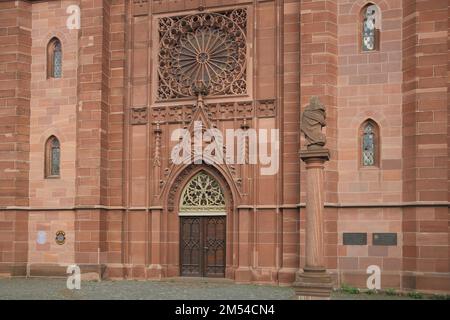 Portale con timpano, archivolt e rosetta dalla cattedrale tardo gotica di Rheingau, Geisenheim, Rheingau, Taunus, Assia, Germania Foto Stock