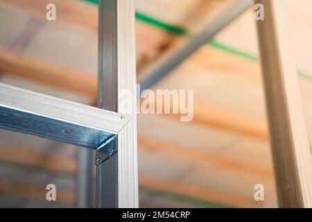 Nervature di irrigidimento in un profilato metallico in un primo piano di parete in cartongesso. Costruire un muro in una casa privata Foto Stock