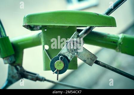 La leva di comando su un trattore con operatore a distanza ravvicinata su uno sfondo sfocato. Elementi di controllo di macchine agricole. Foto Stock