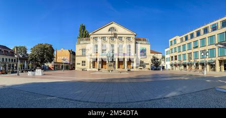 Teatro Nazionale tedesco e Orchestra di Stato, monumento Goethe-Schiller di fronte, Theaterplatz, Weimar, Germania Foto Stock