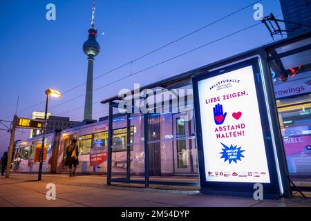 Germania, Berlino, 28. 03. 2020, Alexanderplatz, fermata del tram, torre della televisione, scatola luminosa Corona virus Foto Stock