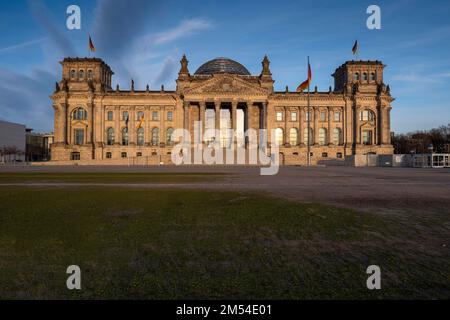 Germania, Berlino, 18. 03. 2020, Reichstag, sede del Bundestag tedesco, vuoto di fronte all'edificio, nessun visitatore, turisti, deserto Foto Stock