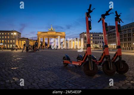 Germania, Berlino, 18. 03. 2020, porta di Brandeburgo, vuoto davanti all'edificio, nessun visitatore, turisti, e-scooter, scooter elettrici Foto Stock