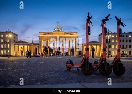 Germania, Berlino, 18. 03. 2020, porta di Brandeburgo, vuoto davanti all'edificio, nessun visitatore, turisti, e-scooter, scooter elettrici Foto Stock