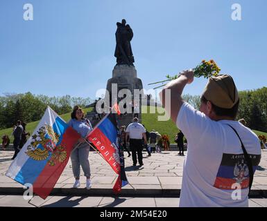 Germania, Berlino, 09. 05. 2020, giorno della Vittoria (sopra il fascismo di Hitler), Monumento sovietico Berlin-Treptow, donna, bandiere Foto Stock