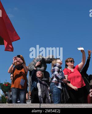 Germania, Berlino, 09. 05. 2020, Giornata della Vittoria (oltre il fascismo di Hitler), Memoriale sovietico Berlino-Treptow, foto commemorative Foto Stock