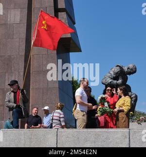 Germania, Berlino, 09. 05. 2020, giorno della Vittoria (sopra il fascismo di Hitler), Monumento sovietico Berlino-Treptow, bandiera sovietica Foto Stock