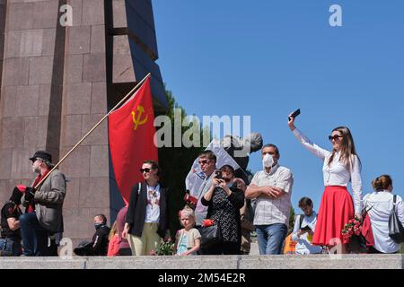 Germania, Berlino, 09. 05. 2020, giorno della Vittoria (sopra il fascismo di Hitler), Monumento sovietico Berlino-Treptow, bandiera sovietica Foto Stock