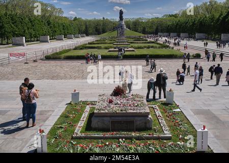 Germania, Berlino, 09. 05. 2020, giorno della Vittoria (sopra il fascismo di Hitler), Monumento commemorativo sovietico Berlino-Treptow Foto Stock