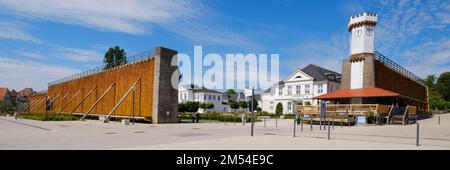 Casa di laurea e torre dell'orologio nel Salinenpark, Bad Salzuflen, Westfalia orientale-Lippe, Nord Reno-Westfalia, Germania Foto Stock