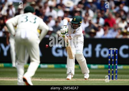 Melbourne, Australia, 26 dicembre 2022. Sarel Erwee del Sud Africa ha fatto i batti durante il Boxing Day Test Match tra Australia e Sud Africa al Melbourne Cricket Ground il 26 dicembre 2022 a Melbourne, Australia. Credit: Dave Hewison/Speed Media/Alamy Live News Foto Stock