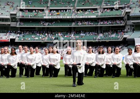 Melbourne, Australia, 26 dicembre 2022. I cantanti Qantas si inginocchiano prima di esibirsi durante il Boxing Day Test Match tra Australia e Sud Africa presso il Melbourne Cricket Ground il 26 dicembre 2022 a Melbourne, Australia. Credit: Dave Hewison/Speed Media/Alamy Live News Foto Stock