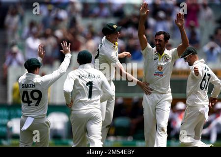 Melbourne, Australia, 26 dicembre 2022. Gli australiani festeggiano un wicket durante il Boxing Day Test Match tra Australia e Sud Africa presso il Melbourne Cricket Ground il 26 dicembre 2022 a Melbourne, Australia. Credit: Dave Hewison/Speed Media/Alamy Live News Foto Stock