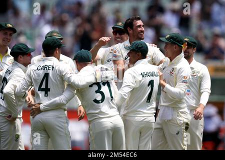 Melbourne, Australia, 26 dicembre 2022. Gli australiani festeggiano un wicket durante il Boxing Day Test Match tra Australia e Sud Africa presso il Melbourne Cricket Ground il 26 dicembre 2022 a Melbourne, Australia. Credit: Dave Hewison/Speed Media/Alamy Live News Foto Stock