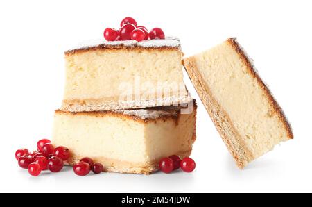 Pezzi di deliziosa torta di formaggio con mirtilli rossi freschi su sfondo bianco Foto Stock