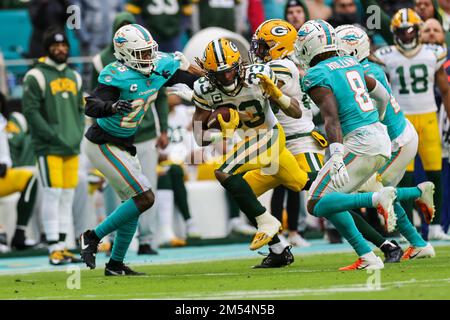 Miami. FL USA; Green Bay Packers che corre indietro Aaron Jones (33) corre con la palla durante una partita NFL contro i Miami Dolphins all'Hard Rock Stad Foto Stock