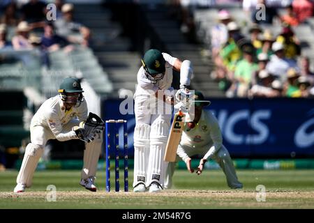 Melbourne, Australia, 26 dicembre 2022. Keshav Maharaj del Sud Africa ha piombato durante il Boxing Day Test Match tra Australia e Sud Africa al Melbourne Cricket Ground il 26 dicembre 2022 a Melbourne, Australia. Credit: Dave Hewison/Speed Media/Alamy Live News Foto Stock