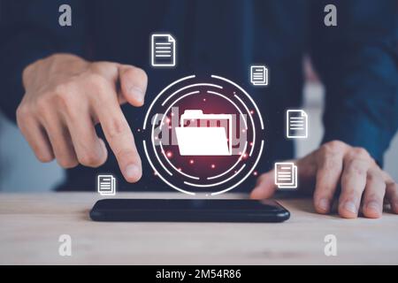 Sistema di gestione dei documenti (DMS). Database di documenti digitali online e ufficio senza carta. Business man touch smartphone con sistema automatico di gestione delle cartelle Foto Stock