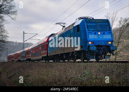 La locomotiva di classe 146 tira un treno passeggeri a Stadt Wehlen, Germania Foto Stock