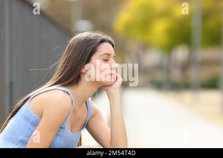 Teen rilassarsi con gli occhi chiusi in un parco Foto Stock