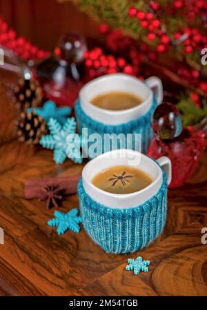 Caffè in tazze con il cardamomo e lo zucchero bianco vintage sfondo di legno Foto Stock