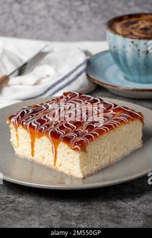 Fetta di torta Trilece su sfondo scuro. Torta al latte e al caramello. Prodotti da forno. Dolci messicani. primo piano Foto Stock