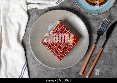 Fetta di torta Trilece su sfondo scuro. Torta al latte e al caramello. Prodotti da forno. Dolci messicani. primo piano Foto Stock