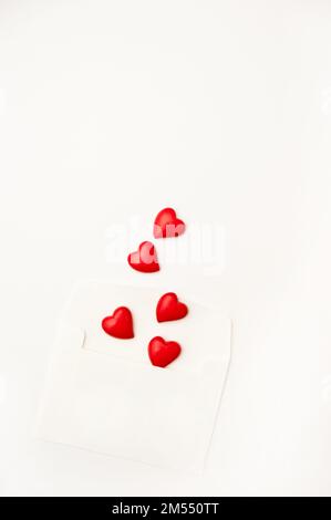 cuori forme che escono da una busta, concetto di san valentino Foto Stock