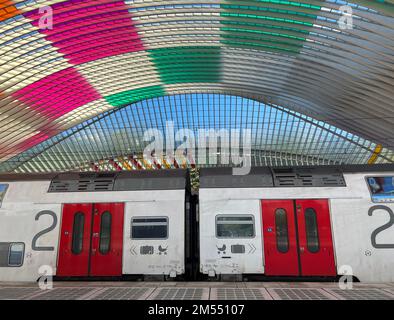 Treno a due piani che si trova alla stazione ferroviaria di Liegi in Belgio Foto Stock