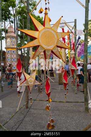 Chiang mai, Thailandia. Novembre 07, 2022. Immagini della città di Chain mai al festival di Yi Peng e Loy Krathong. Turisti e locali che partecipano alle celebrazioni Foto Stock