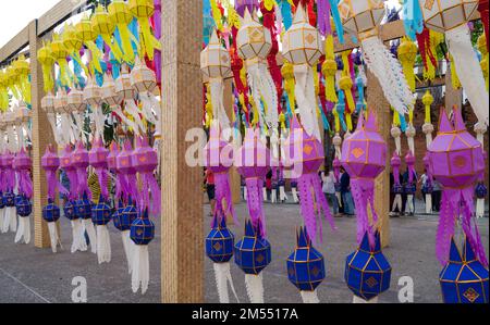 Chiang mai, Thailandia. Novembre 07, 2022. Immagini della città di Chain mai al festival di Yi Peng e Loy Krathong. Turisti e locali che partecipano alle celebrazioni Foto Stock