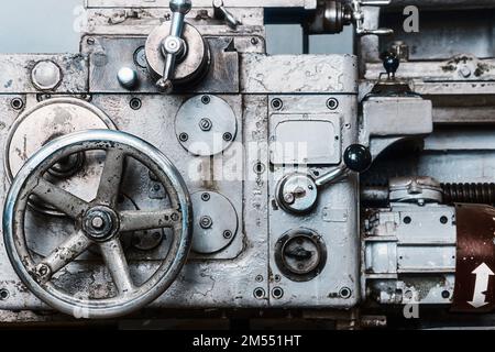 Tornio vecchio per lavorazione del metallo. Tipo di parti in metallo della macchina nel laboratorio di tornio in fabbrica. Contesto industriale. Apparecchiature industriali.. Foto Stock