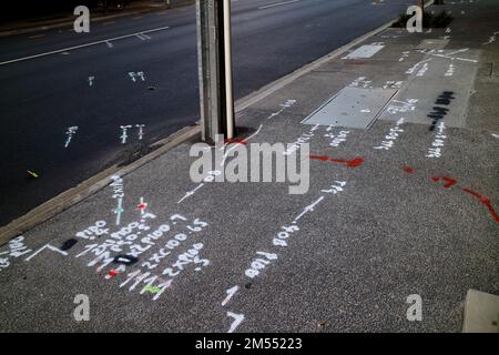 Segnaletica stradale oscura spruzzata su asfalto e pavimentazione Foto Stock